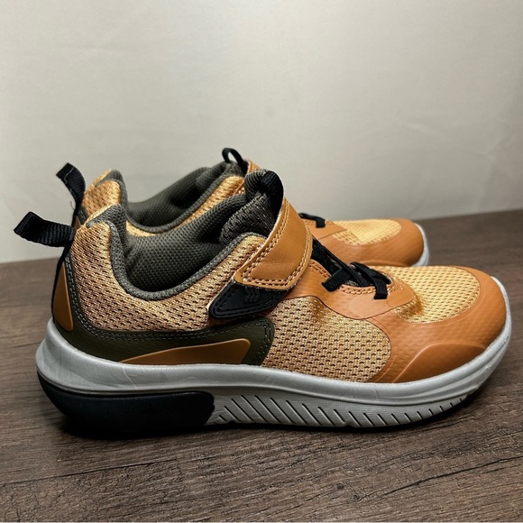 All In Motion Kids Tan and Black Sneakers Size 3 - Picture 3 of 6